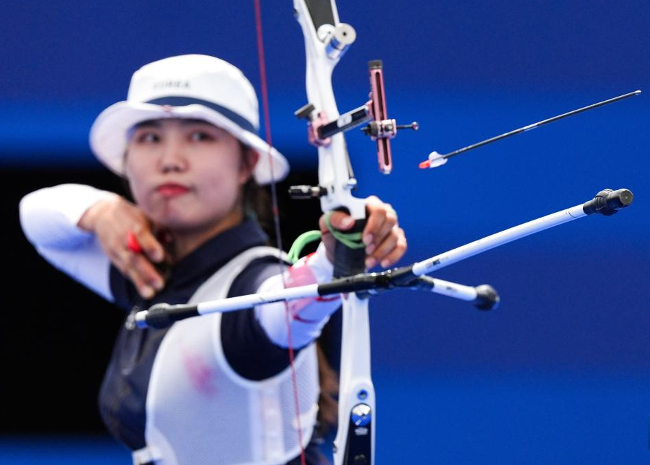 韩国选手在射箭比赛中夺得银牌