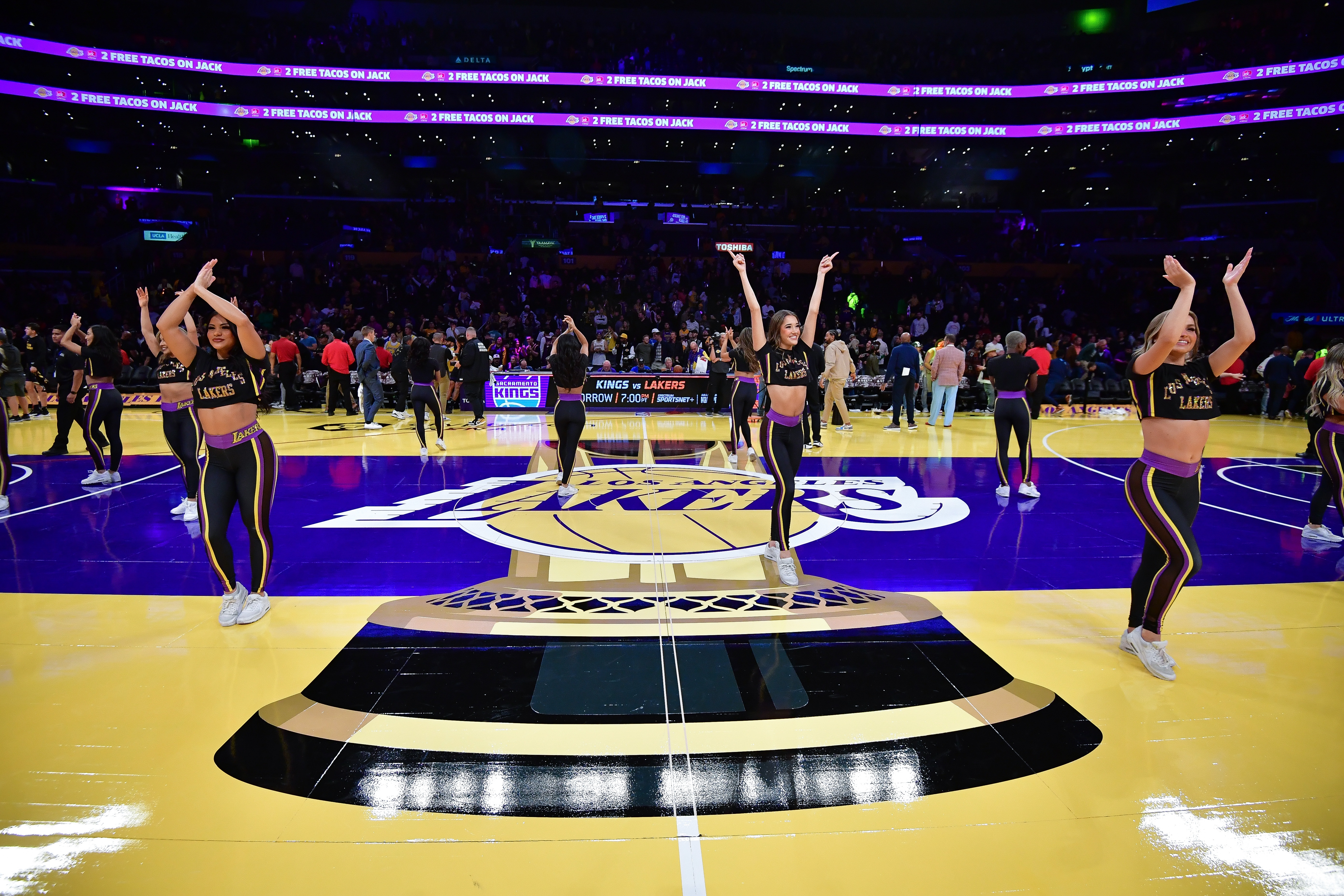 华体会体育官网登录-NBA赛场的精彩瞬间，球员们拼尽全力
