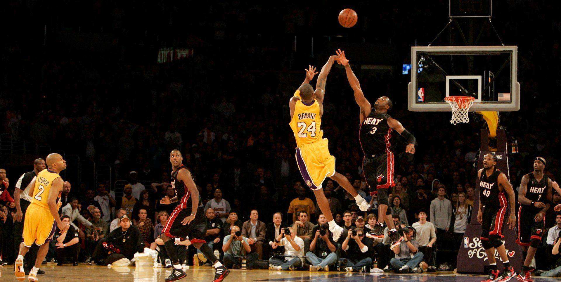 NBA赛场的精彩瞬间，球员们拼尽全力