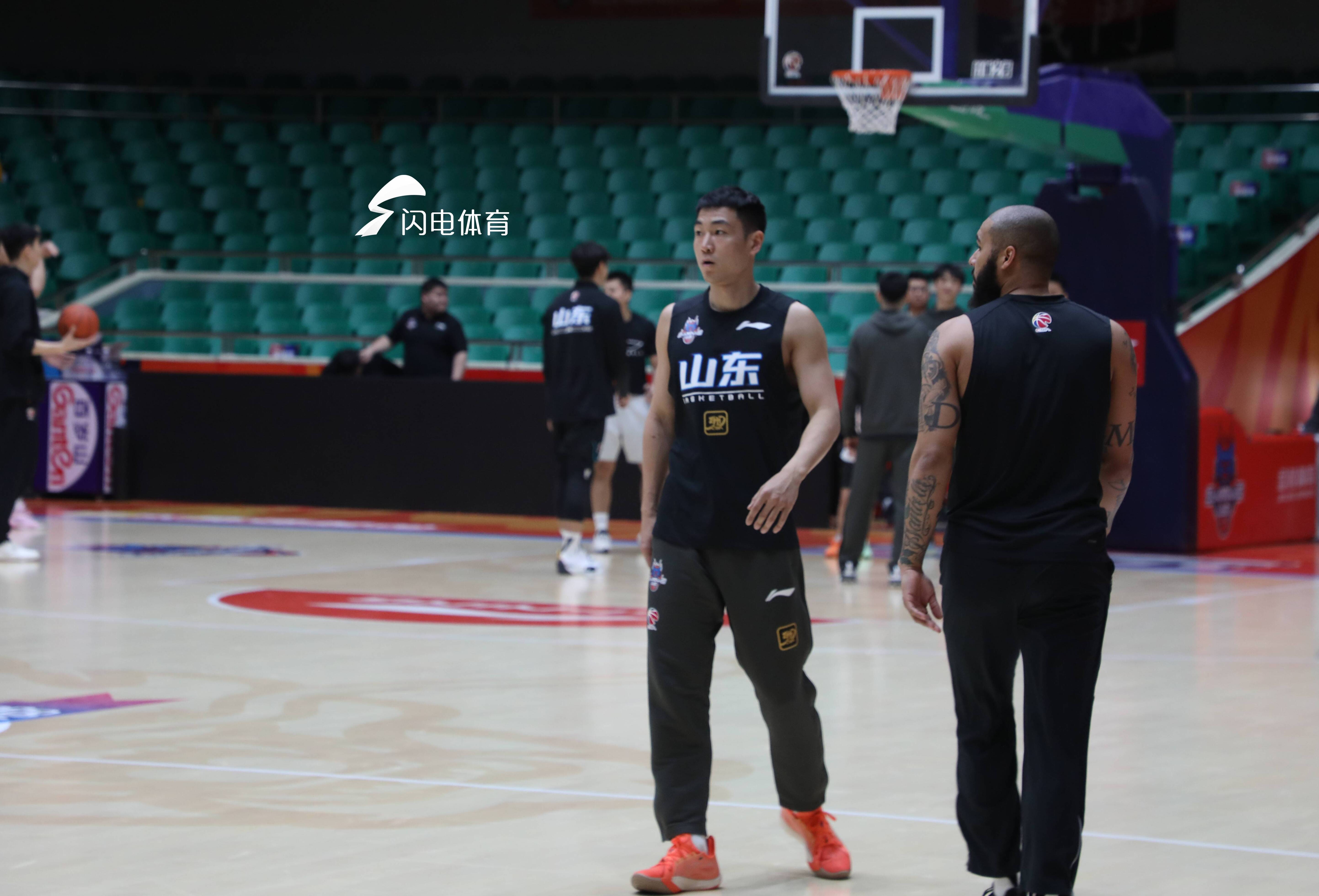 广东宏远与山东男篮上演激烈对决，胜者难分伯仲的简单介绍